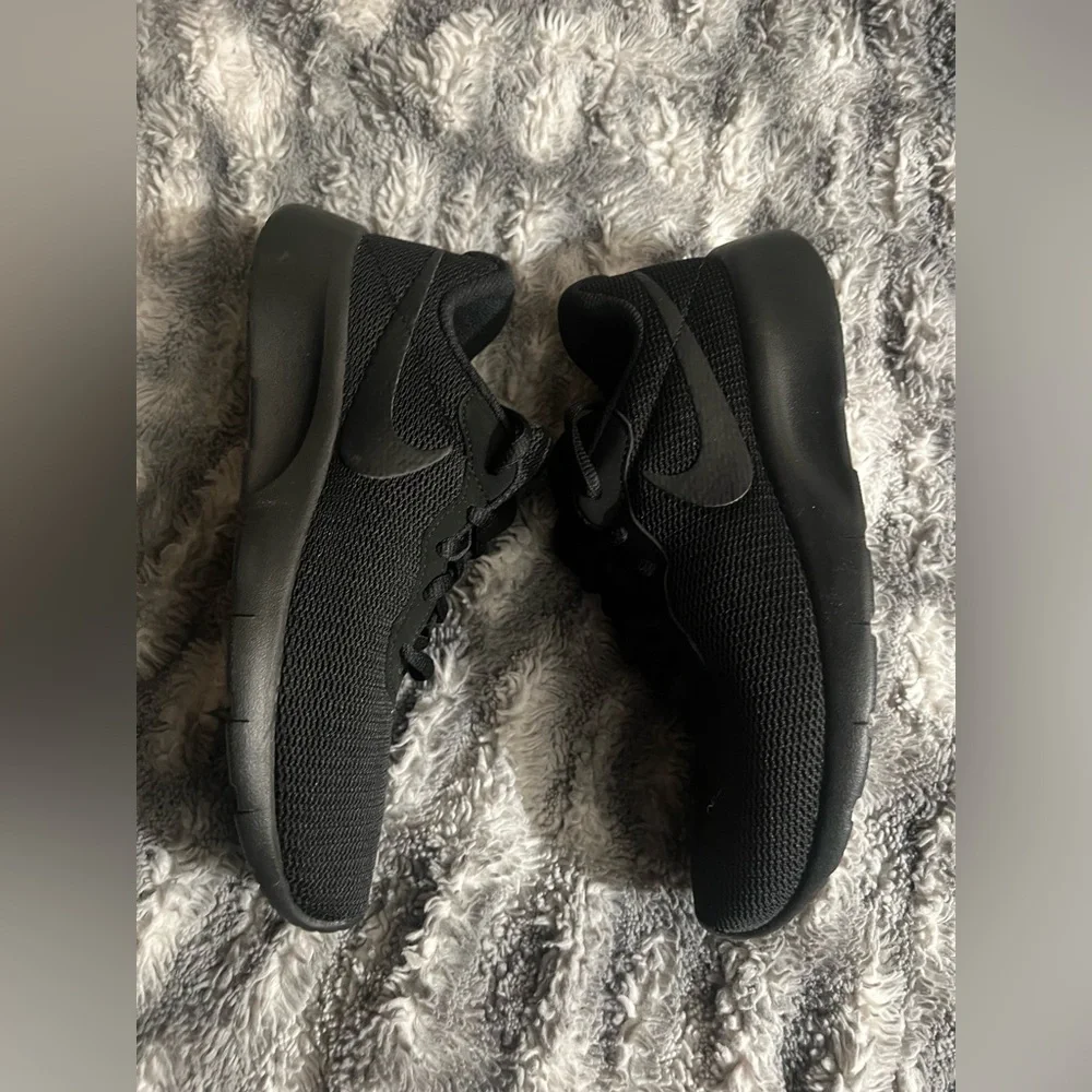 Nike Tanjun (GS) Black/ Black (6Y) - Picture 1 of 6